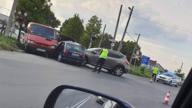 Първо в БЛИЦ! Верижна катастрофа в Пловдив СНИМКИ