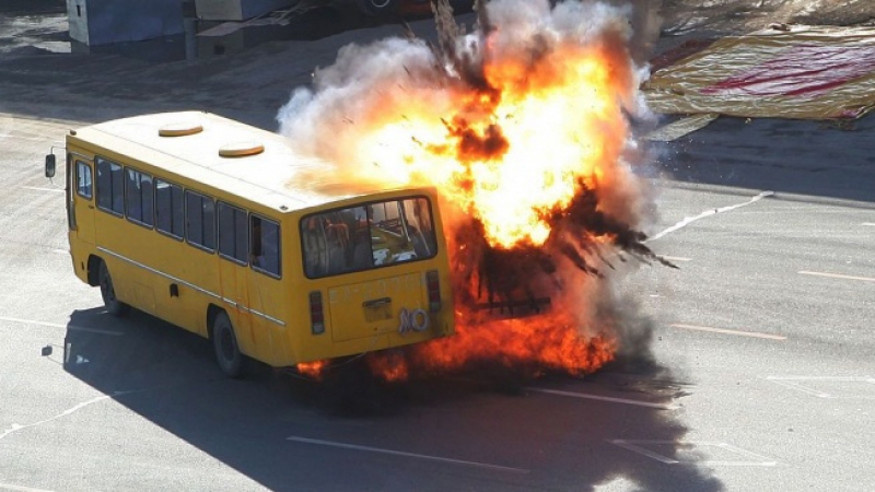 Автобус избухна в пламъци, изгоряха живи две деца ВИДЕО