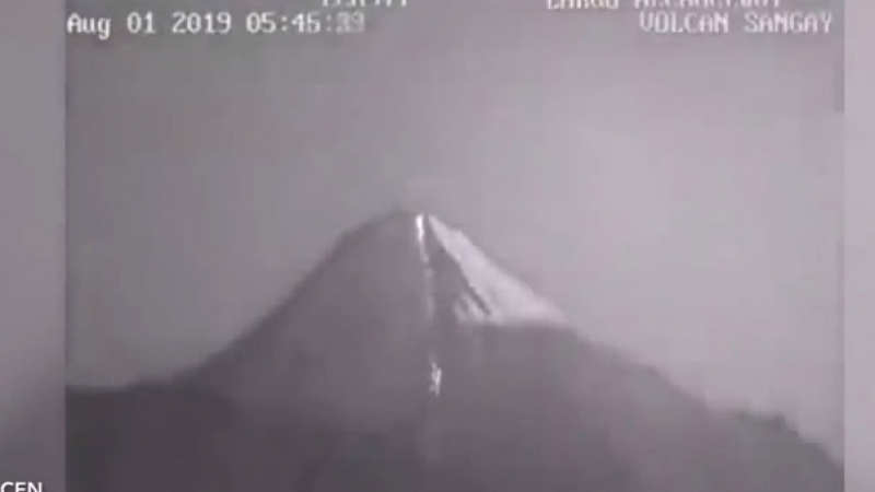 Летяща чиния се появи над изригващ вулкан ВИДЕО