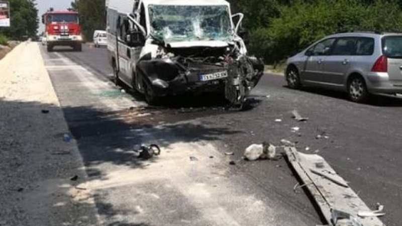 Жесток челен сблъсък край Пловдив с петима пострадали 