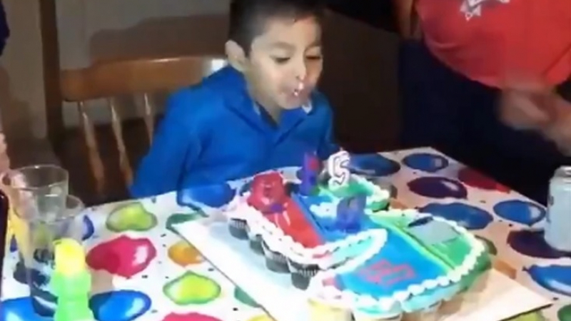 Бясно хлапе превърна рождения си ден в истинско мазало ВИДЕО