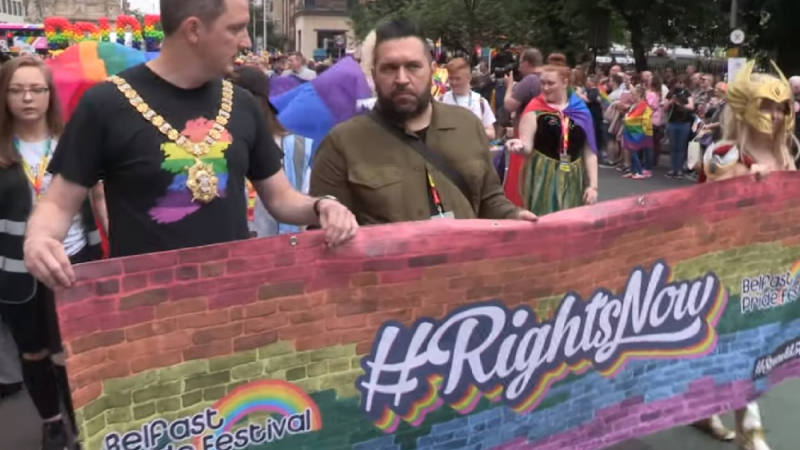 Хиляди събра гей парадът в Белфаст (ВИДЕО)