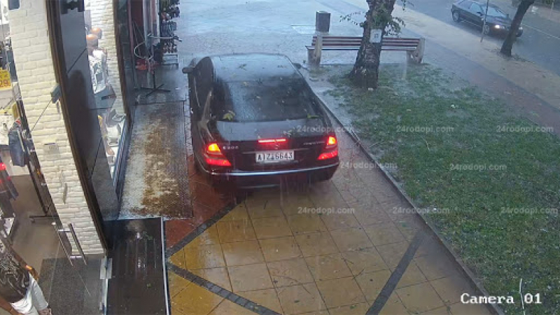 Висша наглост! Ето как грък спаси колата си от градушката в Кърджали ВИДЕО