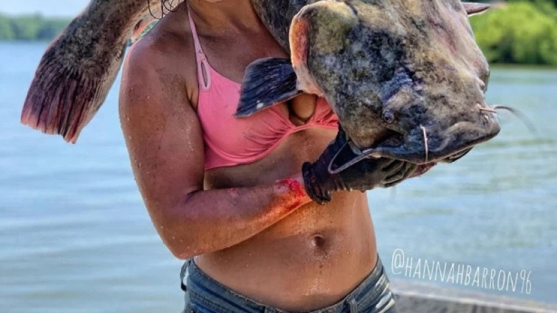 Млада красавица хвана огромно подводно чудовище с голи ръце ВИДЕО
