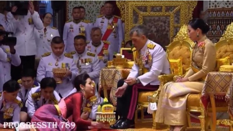 Кралят на Тайланд официално представи любовницата си 