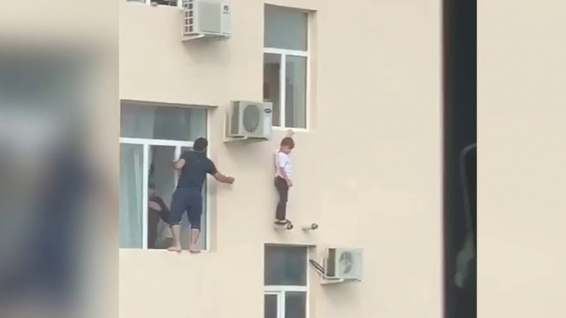 Стана страшно: Момче падна от прозорец, герой го спасява от смъртта ВИДЕО