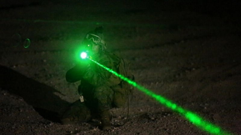 Пентагонът пуска "говорещи лазери" за въздействие върху тълпите 