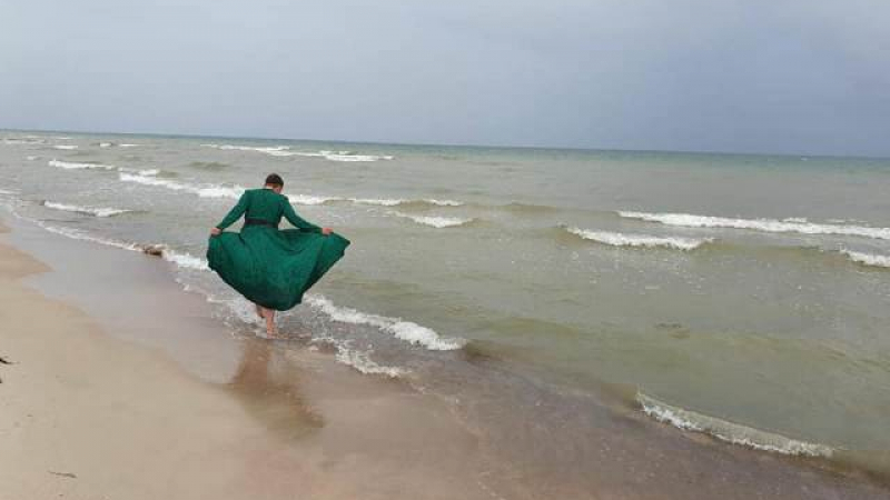 Надежда Савченко порази с фотосесия на брега на морето 
