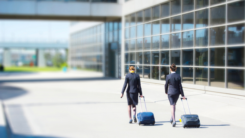 Лют спор: Трябва ли стюардесата да ви носи багажа