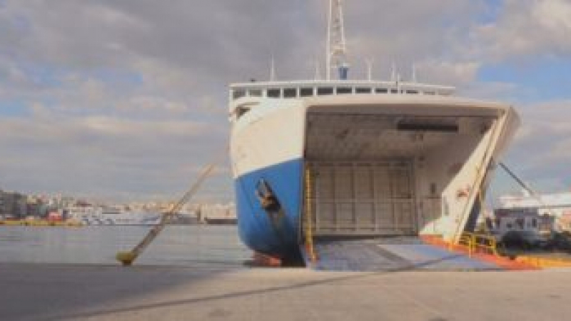 Пет ферибота спасяват блокираните туристи на гръцкия остров Самотраки