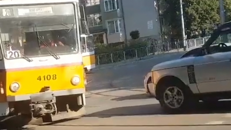 Нагъл шофьор на джип сътвори истински екшън с трамвай в центъра на София ВИДЕО