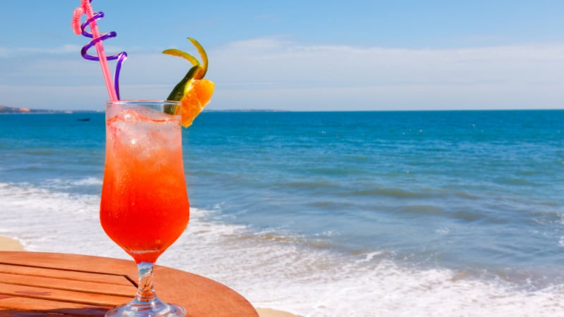 Знаете ли защо коктейлът "Секс на плажа" се казва така? 
