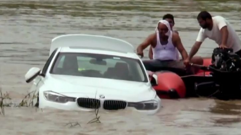 Младеж потопи лъскавото си БМВ в реката, причината е изумителна ВИДЕО 