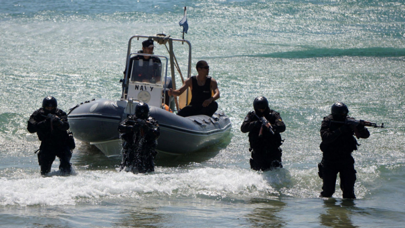 Ексклузивни СНИМКИ на въоръжените до зъби командоси, атакували плажа във Варна