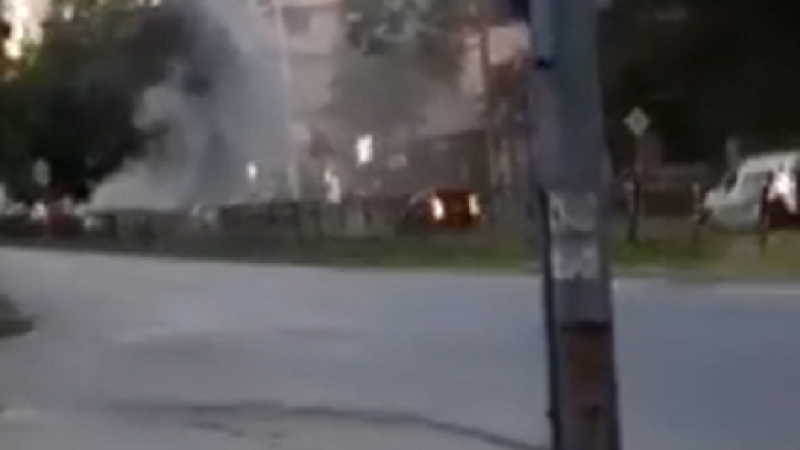 Кола пламна като факла в Пловдив, блокира движението ВИДЕО 