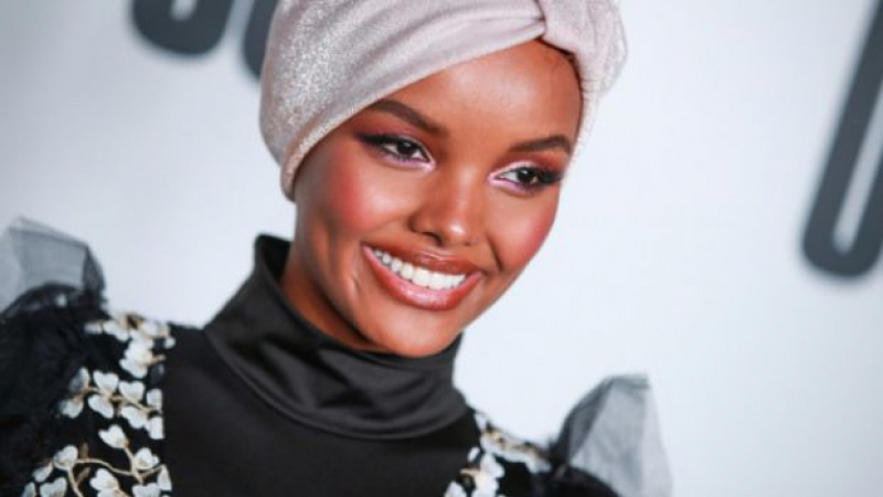 21-годишна хубавица е първият модел с хиджаб на световната сцена СНИМКИ