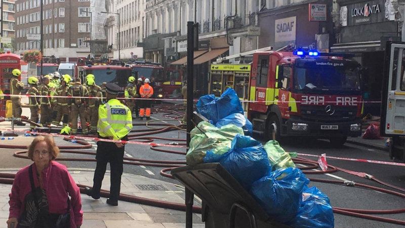 Огромен пожар в Лондон, 100 пожарникари се борят със стихията СНИМКИ