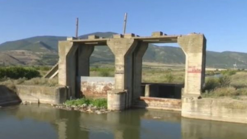 Гнусна и опасна находка в напоителен канал в Сливенско 