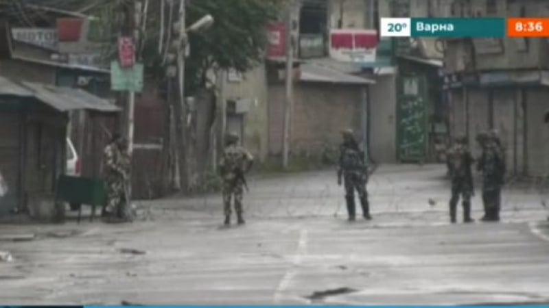 Военно положение в Кашмир блокира български туристи
