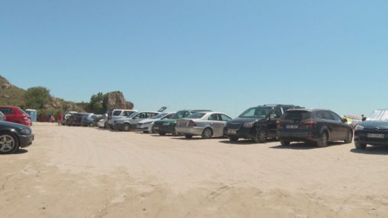 Набезите с коли на плаж Болата край Каварна нямат край