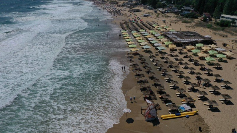 Опасност! Огромни вълни заляха плажа на "Смокиня" ВИДЕО