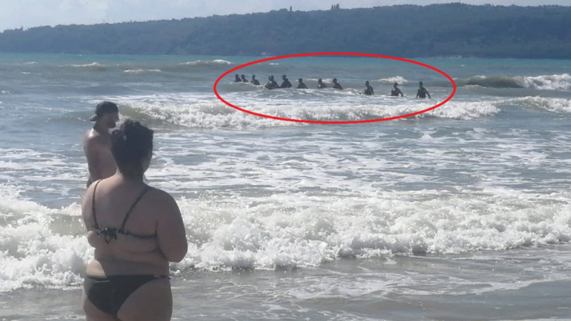 ВИДЕО 18+ показа как в огромни вълни спасители вадят удавеното във Варна момиче