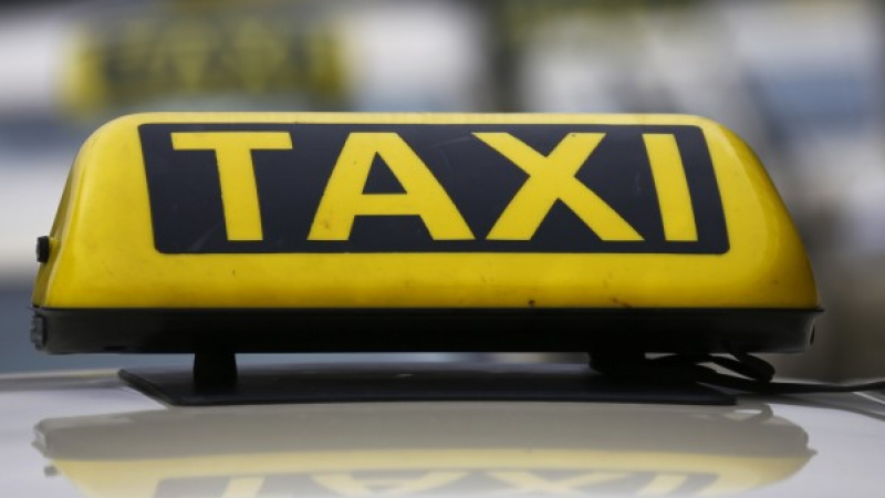Пълен шок: Таксиджия нокаутира пиян клиент, после... ВИДЕО