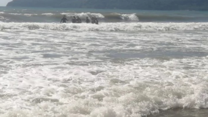 По морето е страшно: Огромни вълни отнасят плажове, мъртвакът коси наред