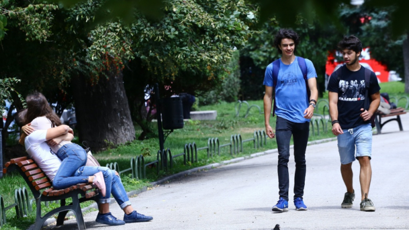 Фотоудар в БЛИЦ: Разгонена двойка стъписа минувачи на пъпа на София