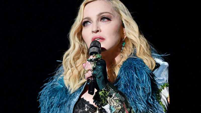 Синът на Мадона се кипри в къса рокличка, майка му горда ВИДЕО 