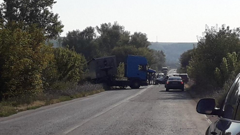 Камион премаза лека кола край Плевен СНИМКА