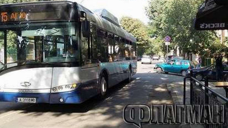 Потресен гражданин в Бургас: В автобуса бичеше сръбска чалга, а шофьорите псуват пътници пред туристите