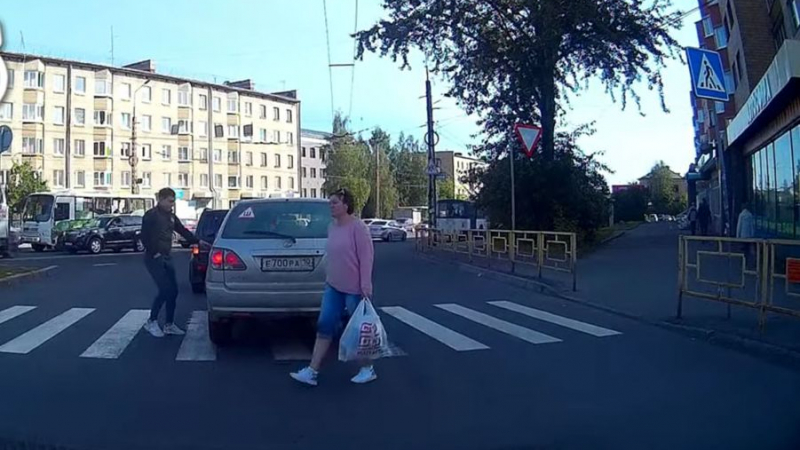 Пешеходец даде необичаен урок на шофьор, спрял върху "зебра" ВИДЕО