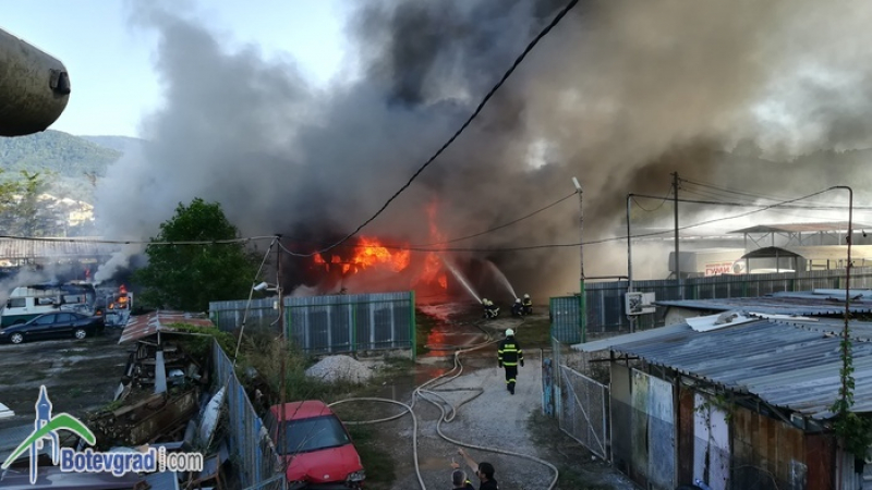 Огненият кошмар в Ботевград се разраства със страшна сила СНИМКИ 