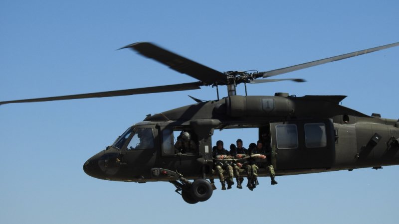 Зрелищни СНИМКИ как наши командоси скачат за първи път от US хеликоптери „Black Hawk”