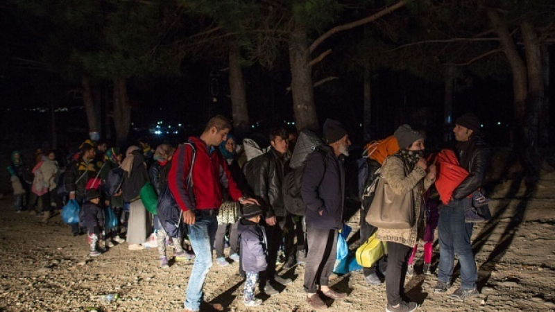 Орди мигранти пак лазят към Европа