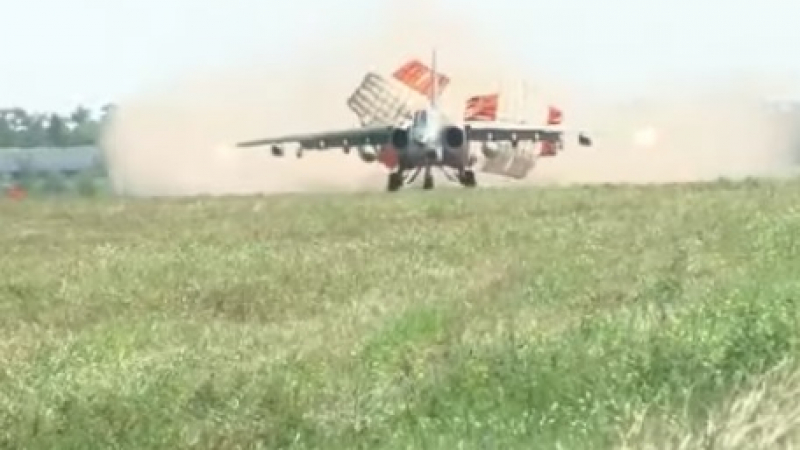 Появи се ВИДЕО с кацане на Су-25СМ3 на гола земя