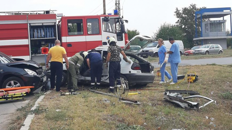 Страшни СНИМКИ: Цял час вадят мъж от размазана кола в Ямбол 