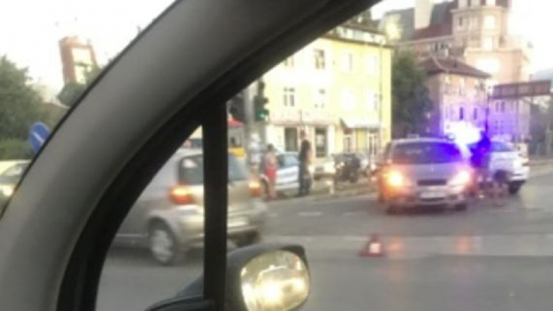 Само в БЛИЦ! Две коли в страшен сблъсък на възлов столичен булевард СНИМКИ