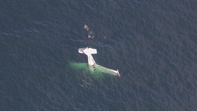 Двама души оцеляха в самолетна катастрофа в Тихия океан ВИДЕО