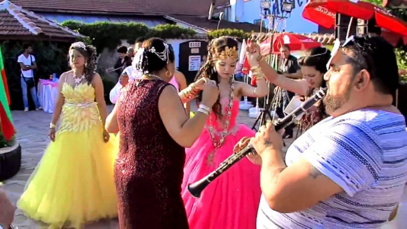 Екшън в Гълъбово: Десетки цигани се трепят с ножове на сватба заради засукана танцьорка 