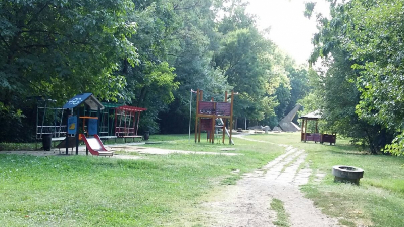 Хорска мъка! Български пенсионер бедства на метри от детска площадка 