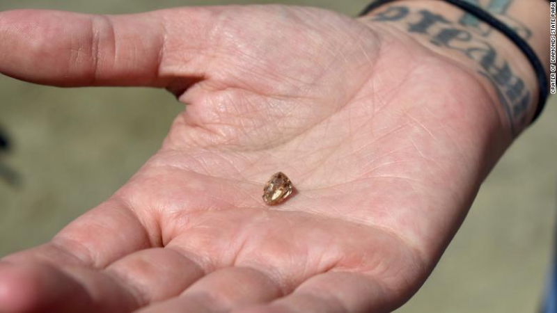 Жената откри 3,72-каратов диамант, докато се учи как да разпознава камъните ВИДЕО