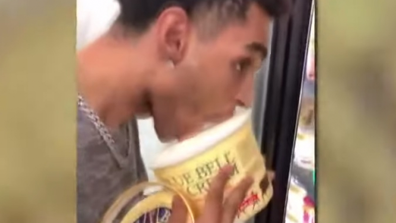 Цветнокож облиза сладолед в магазин, полицията в САЩ го издирва ВИДЕО