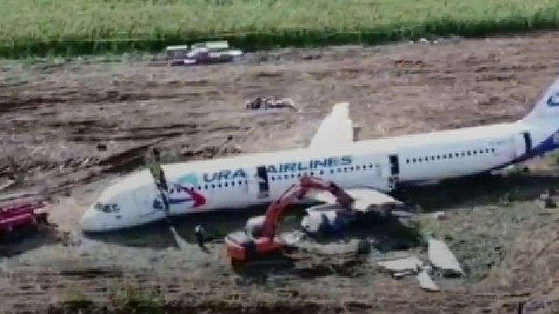 Уникално ВИДЕО показа как унищожават приземилият се аварийно самолет в Русия 