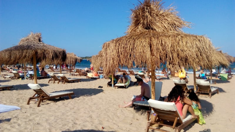 Пак шашма: Пикаеш в храстите на Царския плаж в Созопол, ако не платиш 24 лв. за чадър и шезлонг