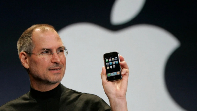 Мрежата гръмна: Основателят на Apple Стив Джобс е жив, СНИМКА го доказва
