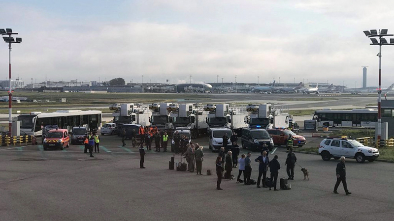 Извънредна новина: Евакуират самолет на летището в Париж ВИДЕО