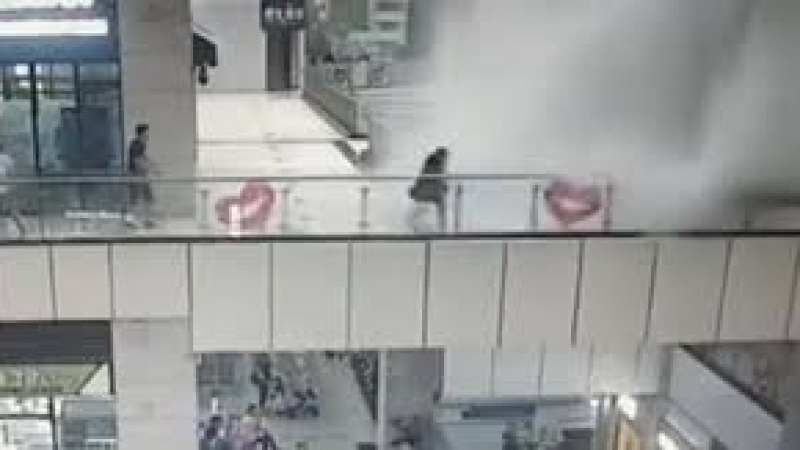 Вижте как посетителка в мол бе пометена от огромна струя вода ВИДЕО