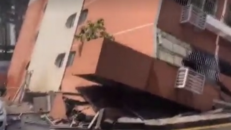 Зрелищно ВИДЕО! Многоетажна сграда се срути в Китай